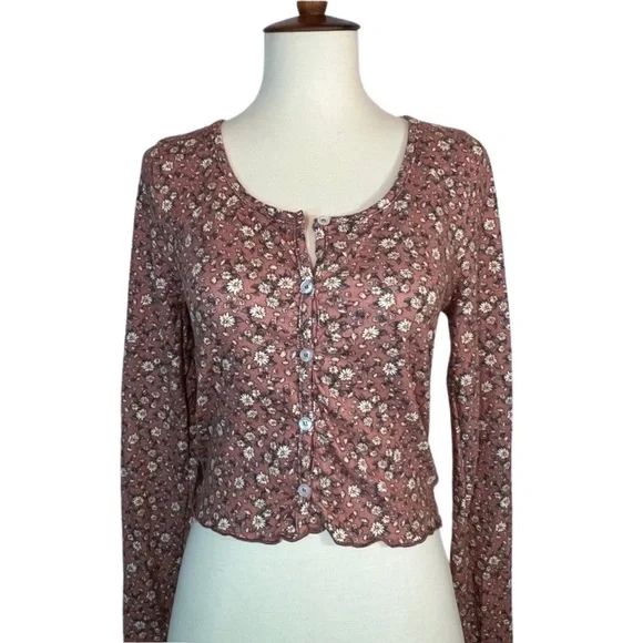 Flirty Long Sleeve Button Up Floral Mauve Crop Top - Picture 10 of 16